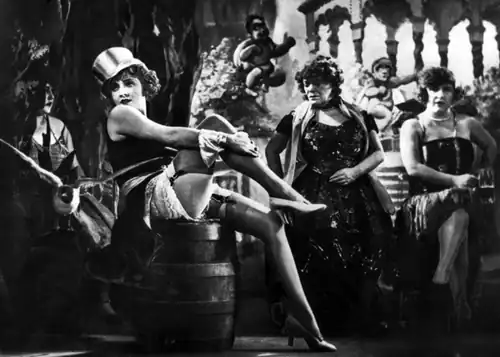 Marlene Dietrich en scène au cabaret : L'Ange bleu (film, 1930)