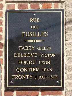 la plaque commémorative de la rue des Fusillés.