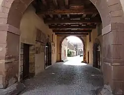 Passage dans la cour de l'abbaye.