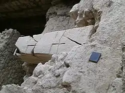 Sarcophage médiéval dans la crypte de l'ancienne abbatiale.