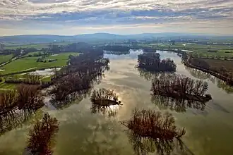 Plan d'eau et ses îles.