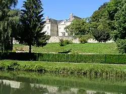 Le château de Bourneville vu depuis l'Ourcq.
