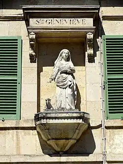 Statue de Sainte-Geneviève, sur la façade de la mairie.