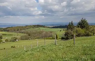 Les monts du Forez depuis la table d'orientation de Marols, dans le sud-ost. À l'arrière-plan, la plaine et les monts du Pilat.