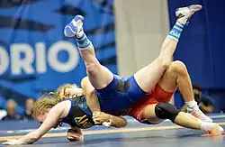 Deux femmes luttant au sol.