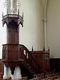 L'église paroissiale Saint-Pierre : vue intérieure, la chaire à prêcher.
