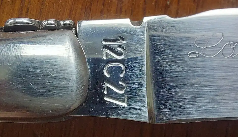 Marquage 12C27 sur la lame d'un laguiole