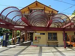 Marquise contemporaine de la gare de Glion (Suisse).