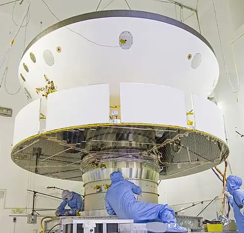 Mars 2020 complètement assemblée est préparée pour des tests acoustiques.