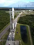 Le mât ombilical de l'Atlas V est solidaire de la table de lancement.