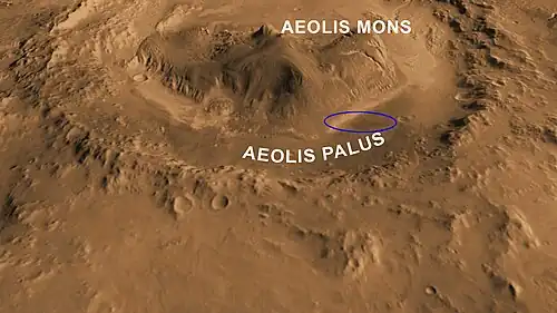 La zone d'atterrissage dans le cratère de Gale est une ellipse (20&nbsp;×&nbsp;8&nbsp;km) située dans une zone de plaine baptisée Aeolis Palus au pied du pic central Aeolis Mons qui culmine à 5&nbsp;km au-dessus du plancher du cratère.