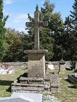 La croix principale du cimetière.