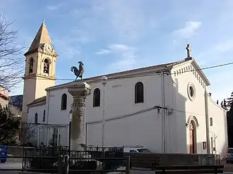 La place du monument et l'église, au centre du village de la Pomme.