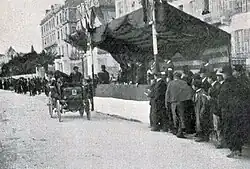 Tribune d'arrivée à Nice (voiture n°35);