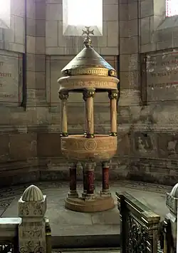 Les fonts baptismaux.