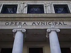 Chapiteaux ioniques sous l'attique rehaussé.