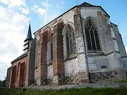 Contreforts en brique pour rigidifier les murs.