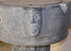 Détail de la cuve baptismale.