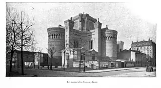 Photographie ancienne en noir et blanc d'une église de style néo-byzantin.