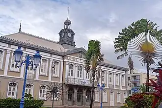 Un patrimoine remarquable, comme ici le Théâtre de la Ville, ex-hôtel de Ville, qui accueille l'espace muséal Aimé Césaire, à visiter.