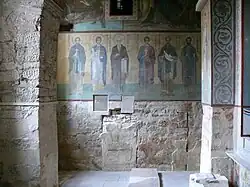 Le porche des Martyrs avec des fresques du XIe siècle.