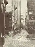 Charles Marville : Rue des Bourdonnais; l'impasse du même nom entre les nos&nbsp;37 et 39, prise de la rue de la Limace, vers 1860.