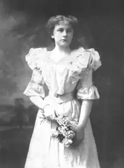 Photo en noir et blanc de Mary Jerrold en robe blanche sur un fond neutre