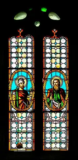 Vitrail représentant les Saints Victor de Damas et l'apôtre Paul à l'église Marie-Madeleine de Gramond, Aveyron, France.