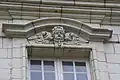 Fenêtre à mascaron sculpté d'un hôtel classique de Saumur.