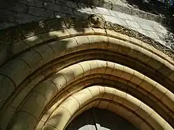Mascaron et frise du portail de la chapelle romane de Plaincourault en 2017.