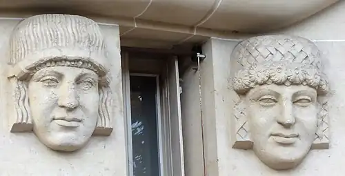 Mascarons au no&nbsp;18.