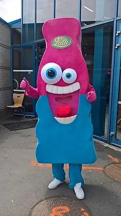 Personne dans un costume bleu et rose.