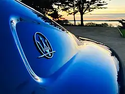 Trident Maserati sur le custode d'un Coupé 4200 GT.