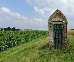 Chapelle-calvaire dans les champs.