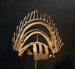 Masque-cimier en alliage cuivreux, probablement afo