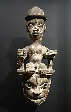 Masque en bois du XXe siècle.