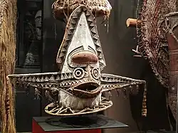 Masque kovave, population elema. Papouasie-Nouvelle-Guinée. Jonc, tapa, fibres végétales, pigments naturels. Acheté à la vente Breton-Éluard de 1931 chez Drouot. 3e. étage.