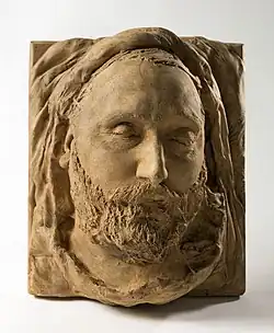 Moulage en plâtre d'un visage.