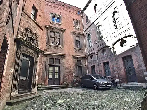 Vue générale de la cour intérieure.