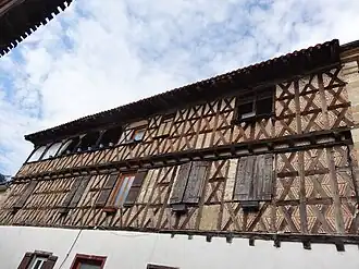 Détails des colombages de la maison face à la maison classée.