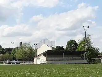 Autre terrain de rugby et fronton.