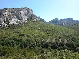 La balme du Larron vue depuis l'ouest. À l'arrière-plan, le sommet des Civadières.