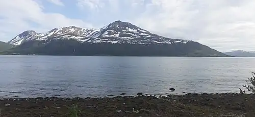 Vue du Straumsfjorden à l'intersection avec le fjord de Malangen depuis Kvaløya. A l'arrière plan le massif du Trollholtinden (983 m), Leirbakktinden (970 m), Blåruttinden (806 m).
