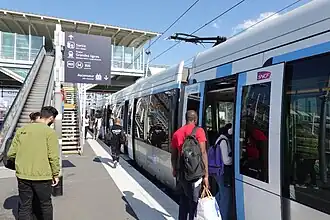U 52600 de la ligne T12 à quai en gare.