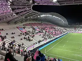 La tribune Paris face à la tribune présidentielle.