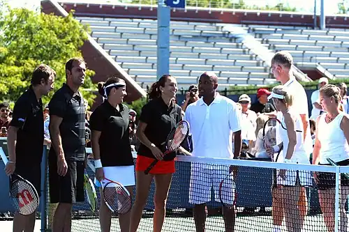 Cédric Pioline avec Mats Wilander, Conchita Martínez, Iva Majoli, MaliVai Washington, Todd Martin, Tracy Austin à l'US Open en 2010.