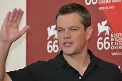 Matt Damon salue le public à la 66e Mostra de Venise