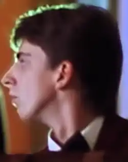 Matthew Ashforde interprète le portier de l'hôtel