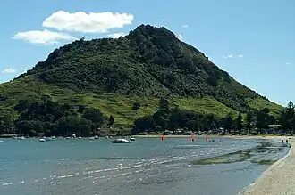 Vue du mont Maunganui depuis une plage de Mount Maunganui.