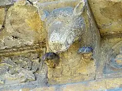 Portail sud : modillon (tête de loup)